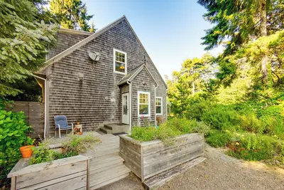 Image de Bella Mar- Beautiful 4 bdrm home, Hot tub, Dogs Ok, 2 blocks to beach.