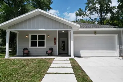 Stylish House 2 miles from Uf