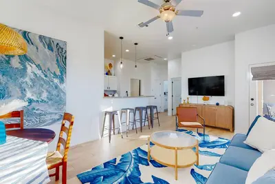 Image de 2nd-floor dog-friendly condo in great location with 2 balconies, hot tub, pool