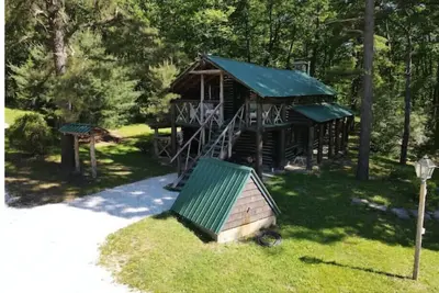 Image de Tranquil getaway with updated log cabin, climate controlled, cozy fire place