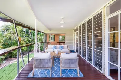 Image de Treehouse in the Tropics Luxe Stay with Pool