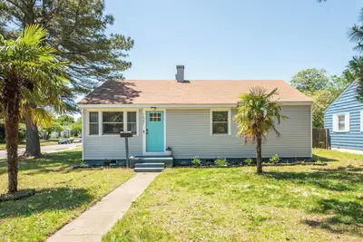 Image de Light and bright beach house, one block from the bay!