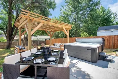 Image de Opulent Oasis - Spa! Fire Pit! 3 Kings! Pool Table! Kids Area!