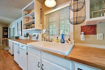 Image de Cute cabin on pristine Long Lake