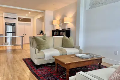 Image de Spacious historic downtown Halifax apartment