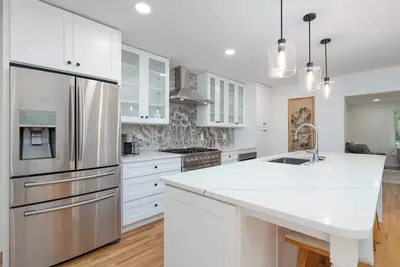 Image de Newly renovated, pristine home