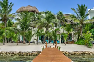 Image de Gorgeous Oceanfront Villa w/ Private Pool & Dock