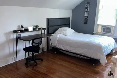 Image de Cute Cozy with Old Charm. Buffalo’s Hamlin Park : Pet friendly