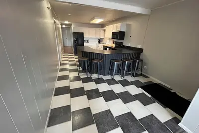 Image de Updated apartment on Main Street! Easy access to bars, restaurants, & shopping!