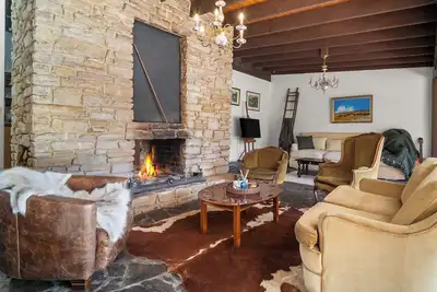 Image de Sandstone Cottage With Cozy Open Fireplace in the Heart of Robertson