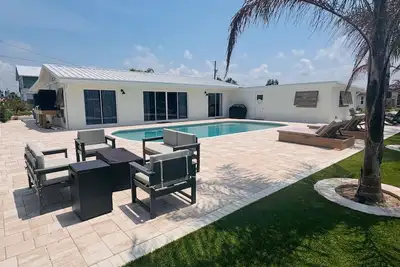 Image de Fully remodeled with no storm damage/ heated pool