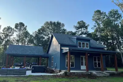 Image de 2-bedroom cabin overlooking a private lake with dock and kayaks