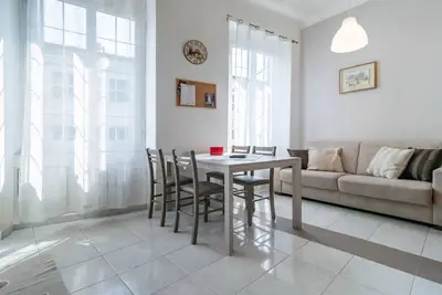Image de Cozy apartment of 70 sqm, able to accommodate up to 5 people, located on the first floor of a building without elevator. The property boasts a convenient location and well served by local public transport: less than 100 meters from the bus stop and about