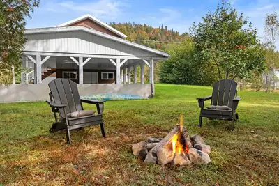 Image de Bonheur au bord du lac : Votre Havre sur le Lac Beaupré (Accueil les animaux! )