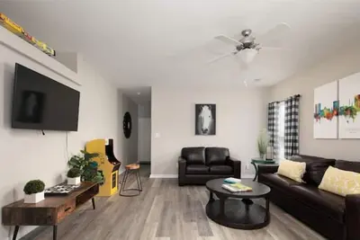 Image de Southside Charmer with king bed.