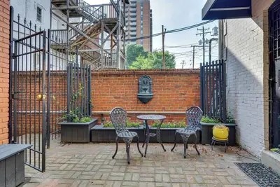 Image de Chic Richmond Retreat w\/ Quaint Private Patio!