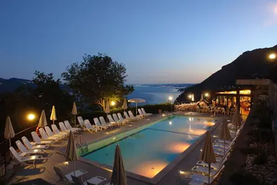 Image de Appartement de vacances avec vue sur le lac et piscine