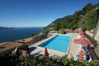 Appartement de vacances avec vue sur le lac et piscine extérieure