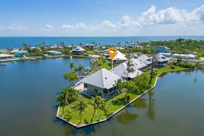 Image de Marina Gardens Condo, 2/2 with Incredible Endless Water Views! Boat Lift Included!