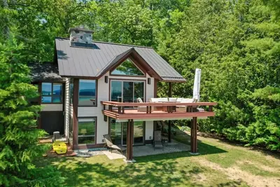 Image de Beautiful Home w/ 2 fireplaces, Deck, and 75ft of Private Higgins Lake Frontage