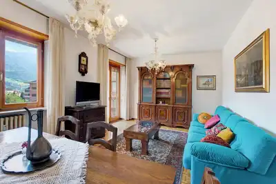 Image de Appartement de vacances \"Aosta Family Home\" avec vue sur les montagnes et balcon