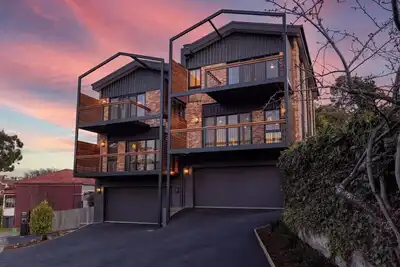 Image de Architectural Home: Near Gorge with Tamar Views