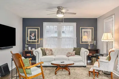 Image de Lovely Cottage Spot, w/ Hot tub, Near Downtown!