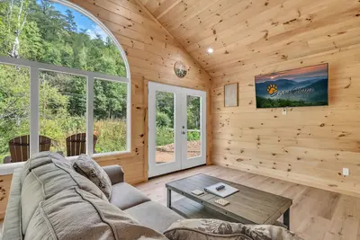 Image de Enchanted Bungalow, Blue Moon, Pickleball Court, Mountain Views, Starting at $69