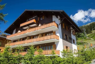 Image de Un séjour avec coin à manger, une cuisine ouverte avec lave-vaisselle, une machine Nespresso et micr