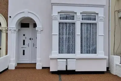 Image de Modern 2bedroom Flat Near Train Station in Seven Kings/london