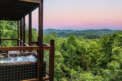 Image de 180 Mtn Views! Pool&Pond Access! Sleep 16! Hot tub! Firepit! Prime Location!