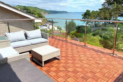 Dog Friendly Beachside cottage near Looe with Panoramic Sea Views in Every Room