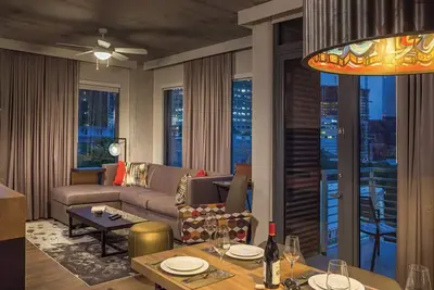 Image de 2 Bedroom Presidential Suite w/ Full Kitchen in Austin! ! !