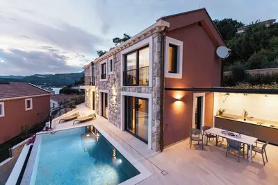Image de Brand new twin properties close to the beachfront with pool and outside dining\n