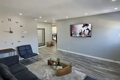 Image de Spacious bright Apt, Parking and self check-in