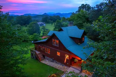 Image de ✨25% Off  | Hot Tub | Fireplace | Firepit |Mountain Views| Wcu 3 min | Sylva 5 mi |Games |  Lg Screened Porch | Swings | Families | Couples |Smokeys Nat'l Park 23mi  ✨