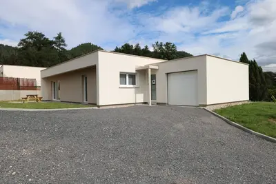 Image de Charmante Maison Neuve, aux pieds des montagnes.