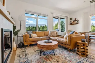 Image de The Bauhaus | Private Hot Tub | Walk to Lake | Mcm