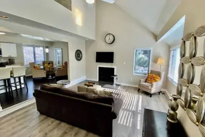 Image de 4 Bed & 3 Bath Contemporary in Heart of Eastport!