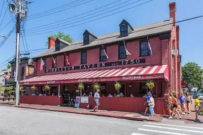 Image de Contemporary in Heart of Eastport w 2 car garage!