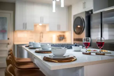 Image de Heights Bungalow • Midterm Stay • Crew & Insurance Ok -KingSuite -Fencd Backyard