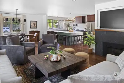 Image de Timeless Comfort: Unwind in Our Remodeled 3 bedroom Retreat