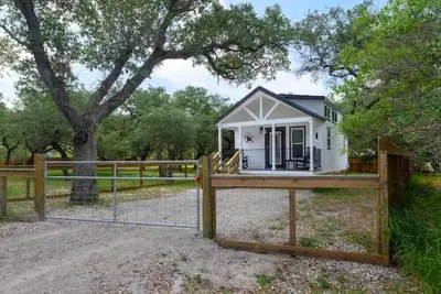 Image de The Rattle Trap Tiny house fenced yard