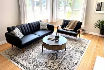 Image de Charming Downtown Home, fully fenced yard, pet friendly!