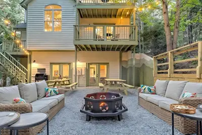 Game Room, Fire Pit and Space Near Helen