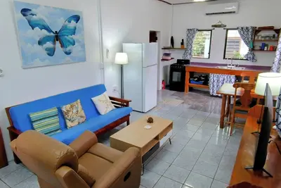 Image de Tranquil Village Retreat. New A/C! Steps from the Beach. Pet Friendly & Parking!