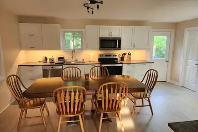 Image de Newly renovated and furnished 4 bedroom home with office in the center of town