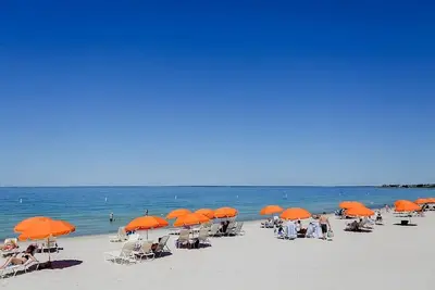 Comfort and Great Service! Minutes to Nobska Lighthouse! Onsite Parking!