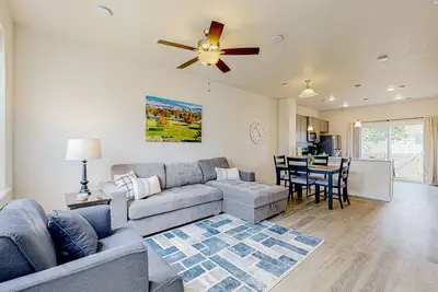 Image de Newly built, dog-friendly townhouse with fenced patio & convenient location