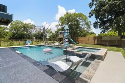 Image de Family friendly Coastal Getaway w/ pool. 5 Minutes to Kemah Boardwalk!